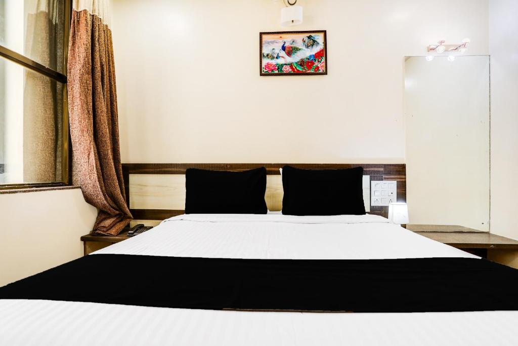 Postel nebo postele na pokoji v ubytování Super Hotel O Palkhi Road Near Sai Baba Temple Formerly Netra Sai