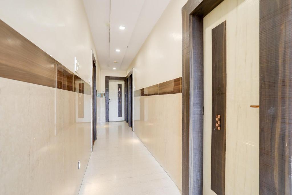 Fotografie z fotogalerie ubytování Super Hotel O Palkhi Road Near Sai Baba Temple Formerly Netra Sai v destinaci Širdi