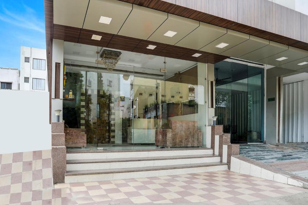 Fotografie z fotogalerie ubytování Super Hotel O Palkhi Road Near Sai Baba Temple Formerly Netra Sai v destinaci Širdi