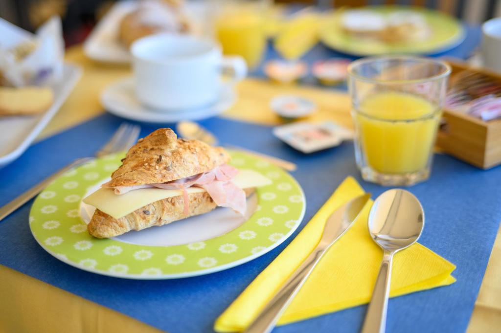 Jedlo v ubytovaní bed & breakfast alebo blízkom okolí