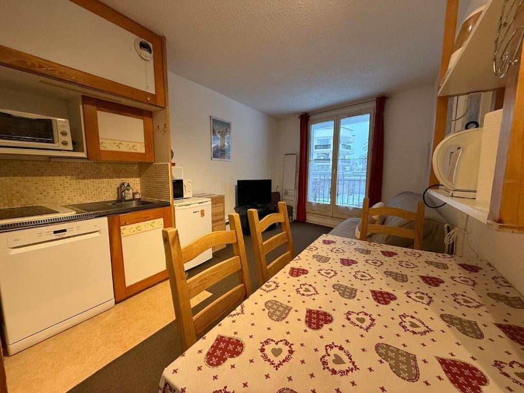 une cuisine avec une table et une cuisine avec une salle à manger dans l'établissement 2P Chamonix Aiguille du Midi, à Chamonix-Mont-Blanc