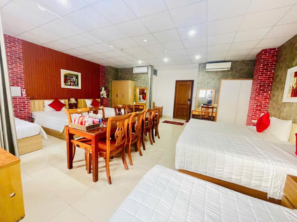 Postel nebo postele na pokoji v ubytování Moon Hotel Cau Giay