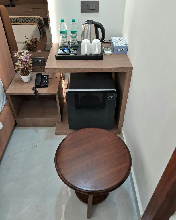 Příslušenství pro přípravu čaje a kávy v ubytování Emerald Suites