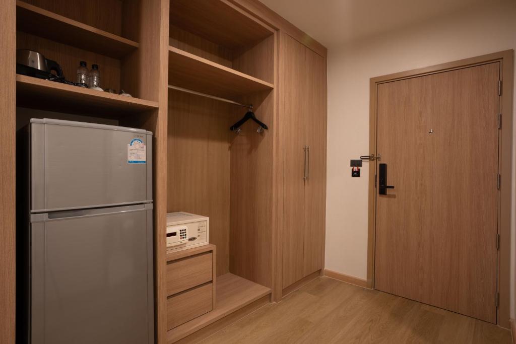 Kuchyň nebo kuchyňský kout v ubytování CA Hotel and Residence Phuket - SHA Extra Plus