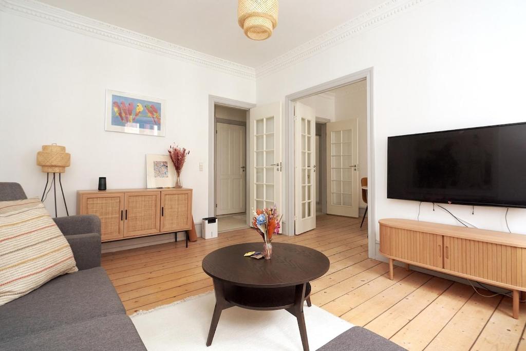 een woonkamer met een grote flatscreen-tv bij Family - Central - Sea - Luxury in Kopenhagen