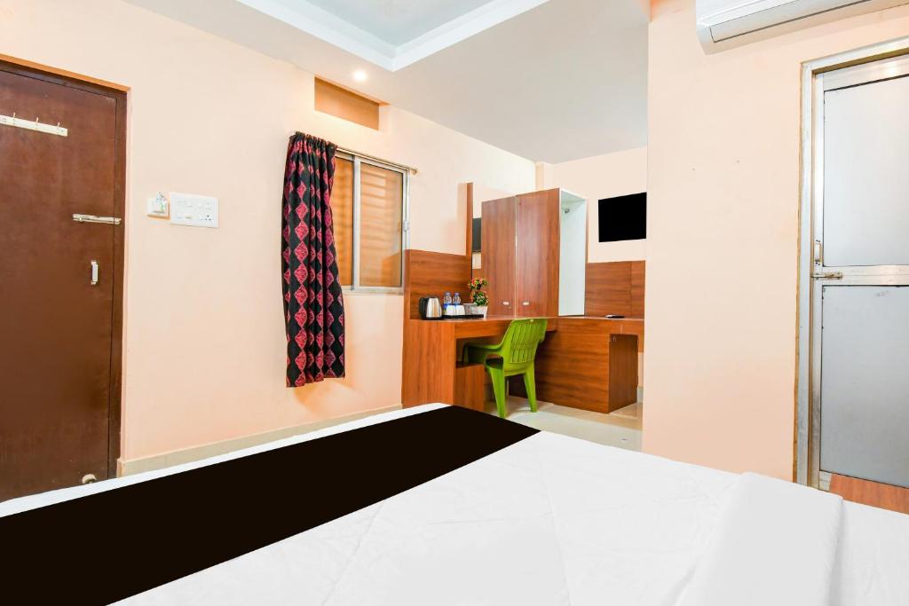 Postel nebo postele na pokoji v ubytování Super Hotel O Dakshin Dwar formerly Radha Krishna Niwas
