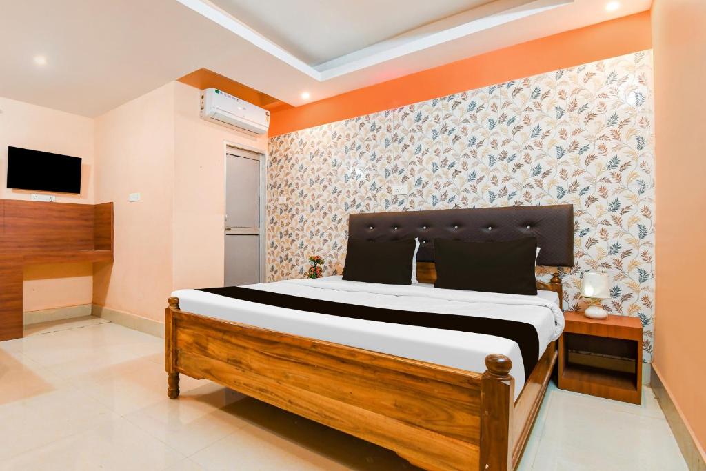 TV a/nebo společenská místnost v ubytování Super Hotel O Dakshin Dwar formerly Radha Krishna Niwas