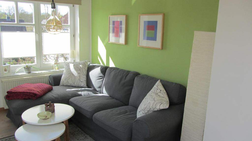 ein Wohnzimmer mit Sofa und Tisch in der Unterkunft Kuschelkoje 2 Edition in Eckernförde