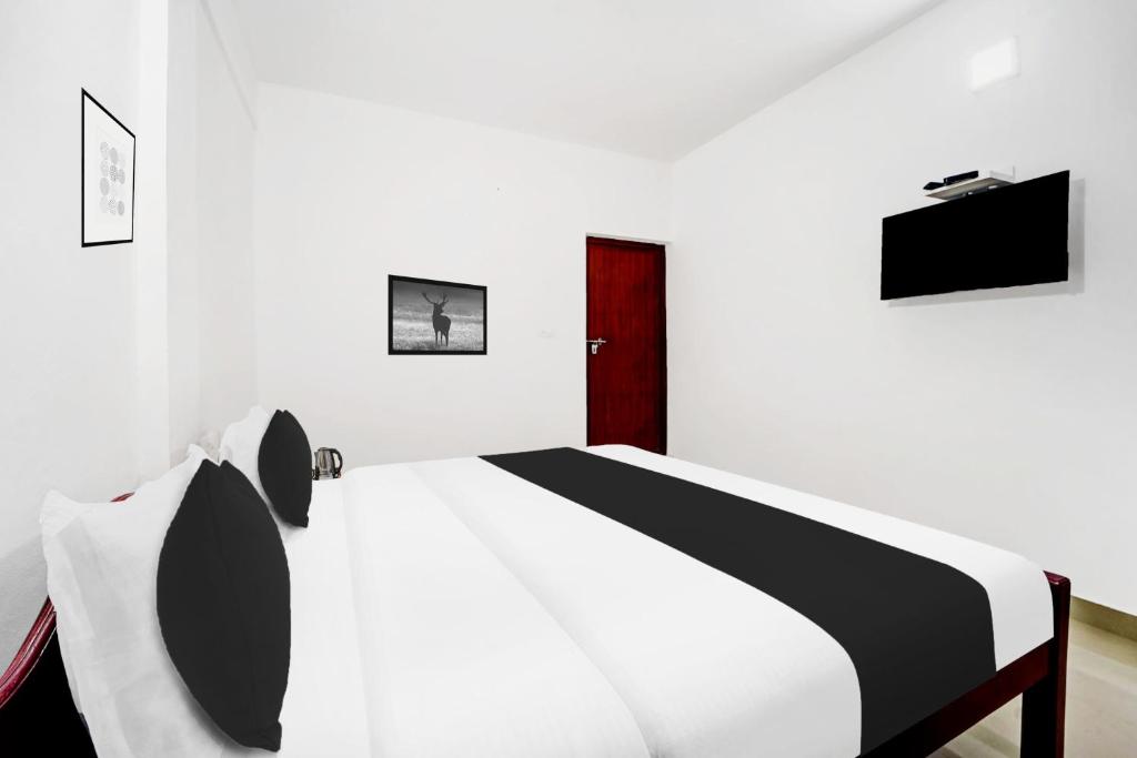 TV a/nebo společenská místnost v ubytování Super Hotel O Sultan Bathery formerly Bluevalley