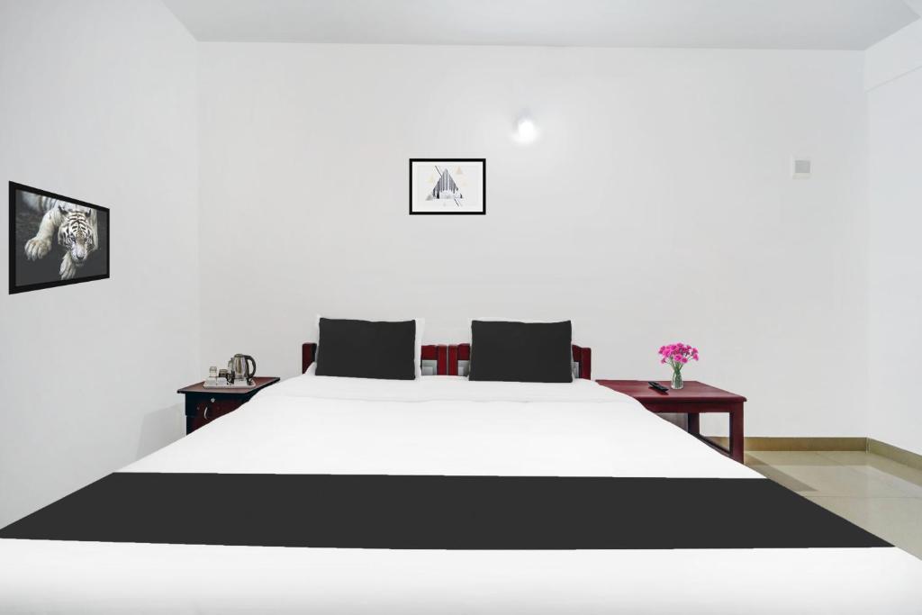 Postel nebo postele na pokoji v ubytování Super Hotel O Sultan Bathery formerly Bluevalley