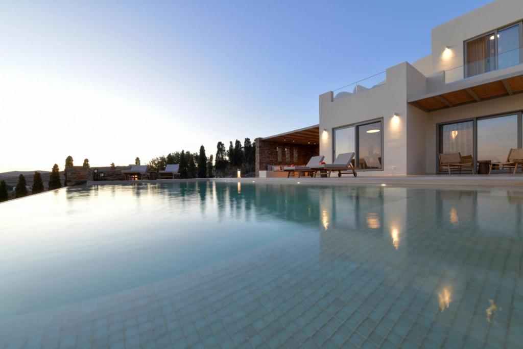 Swimmingpoolen hos eller tæt på carilia