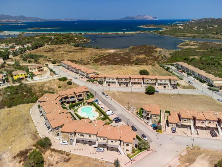 una vista aerea di una casa con piscina di Marina Maria a Murta Maria