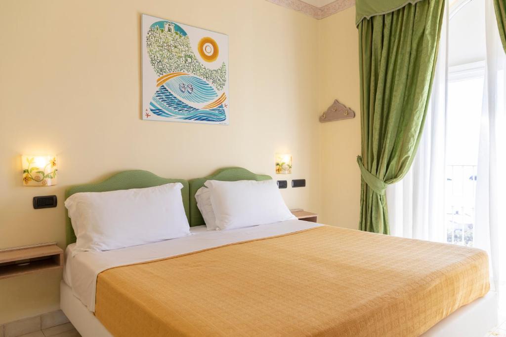 Cama o camas de una habitación en Hotel Punta Imperatore