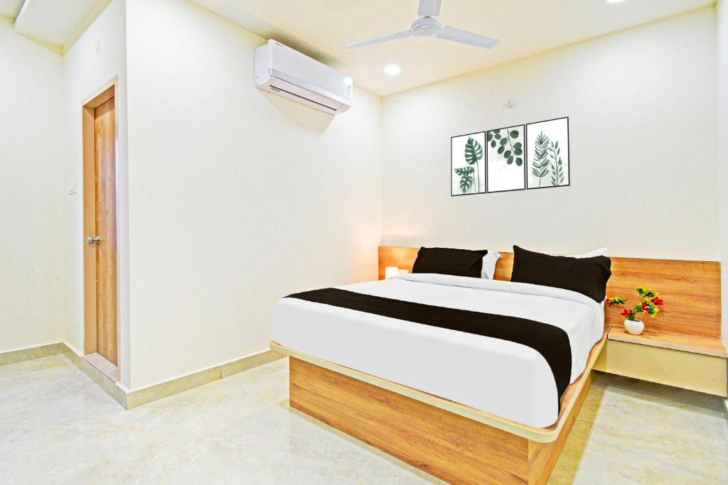 Postel nebo postele na pokoji v ubytování Super Townhouse Oak Kompally