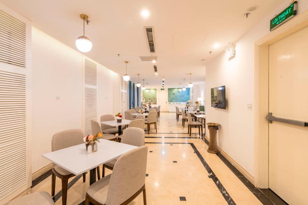 TV a/nebo společenská místnost v ubytování Minasi HanoiOi Lakeside Hotel