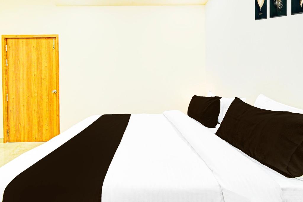 Postel nebo postele na pokoji v ubytování Super Townhouse Oak Kompally