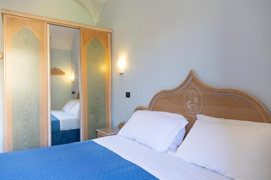Cama o camas de una habitación en Hotel Punta Imperatore