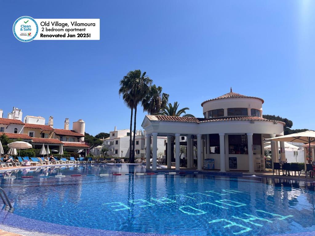 ein großer Pool in einem Resort mit einem Gebäude in der Unterkunft Old Village, 2 bedrooms, 5 ppl, Beach, Golf, Padel in Vilamoura