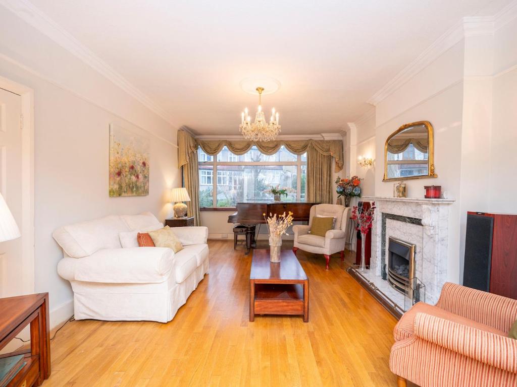 Posezení v ubytování Spacious 3bedroom house near Crystal Palace London - Pass the Keys