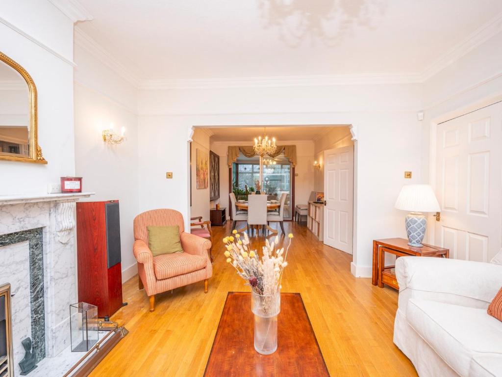 ロンドンにあるSpacious 3bedroom house near Crystal Palace London Pass the Keysのソファと暖炉のあるリビングルーム