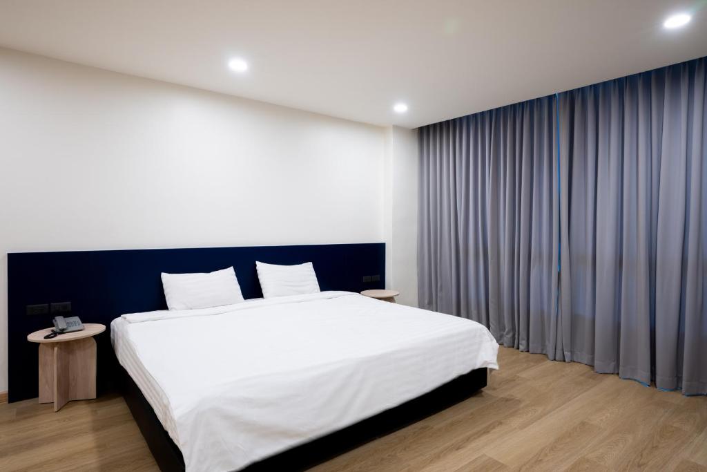 Postel nebo postele na pokoji v ubytování CA Hotel and Residence Phuket - SHA Extra Plus