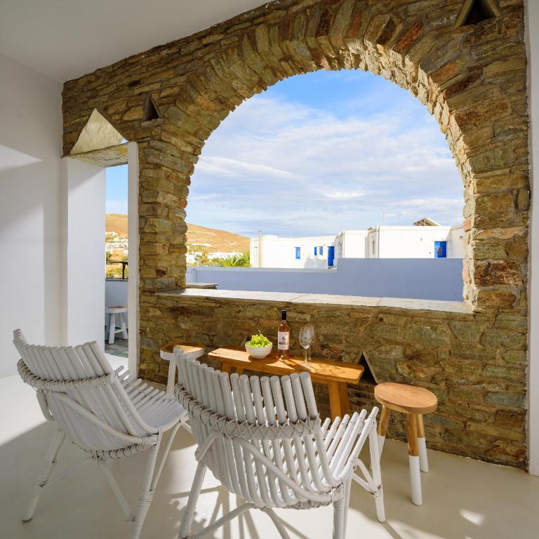 Balkón nebo terasa v ubytování ALASI Tinos Jacuzzi Hotel