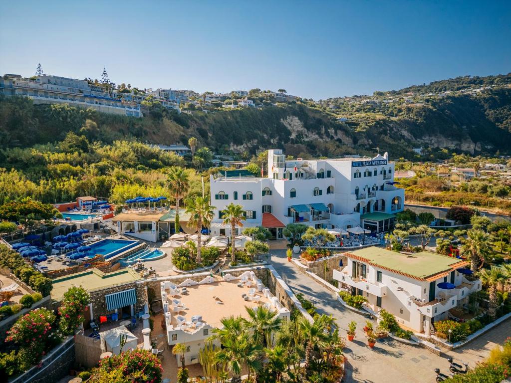 Una vista aérea de un complejo turístico con piscina. en Hotel Punta Imperatore, en Isquia