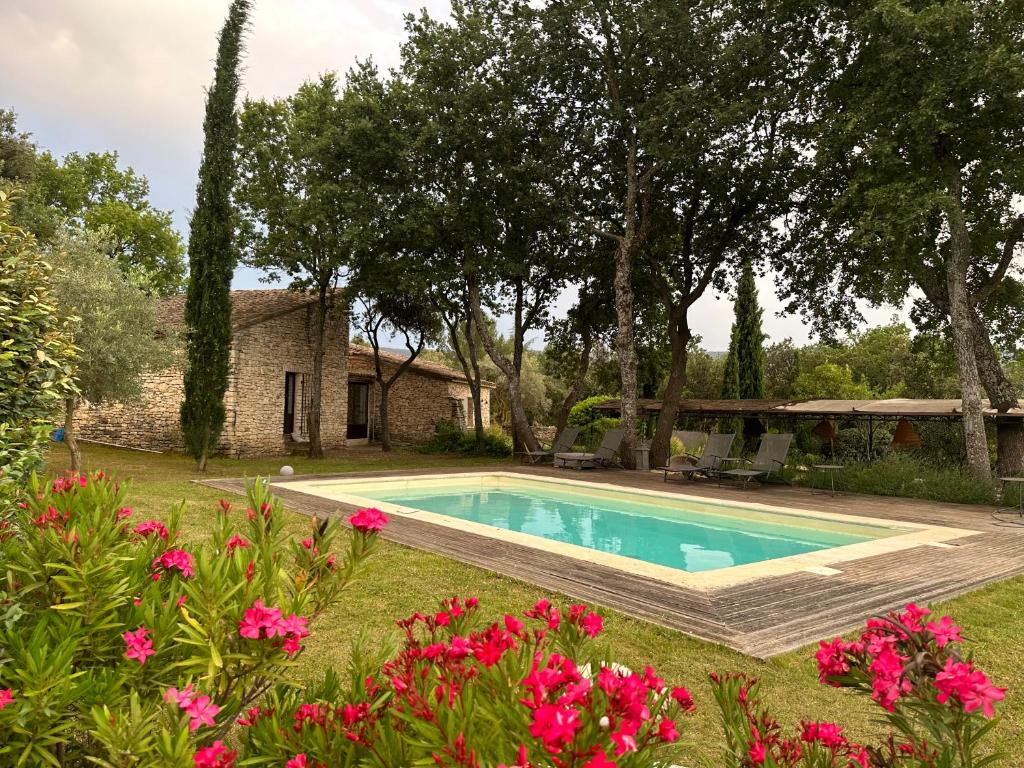 Bazén v ubytování Chambre dans bastide au milieu des vignes nebo v jeho okolí