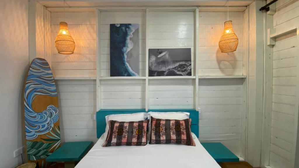 Postel nebo postele na pokoji v ubytování Mahaon surf hotel