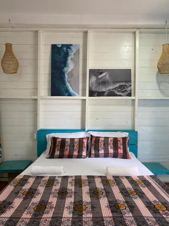 Postel nebo postele na pokoji v ubytování Mahaon surf hotel