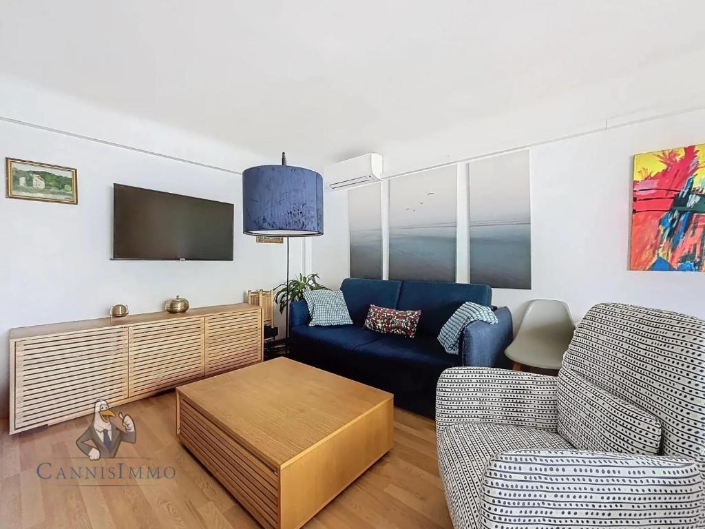 Televízia a/alebo spoločenská miestnosť v ubytovaní Océan front apartment