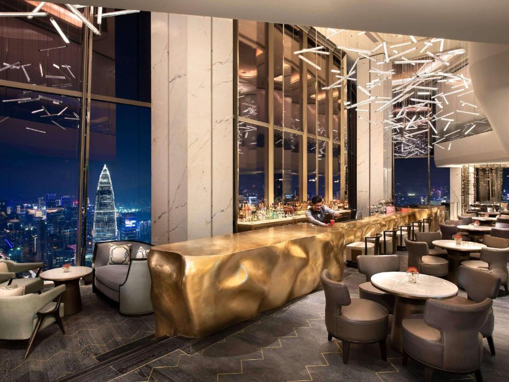 Posezení v ubytování Raffles Shenzhen, Situated in the heart of One Shenzhen Bay, Book Now to Enjoy Free Minibar and Happy Hour Privileges at Long Bar on 71F