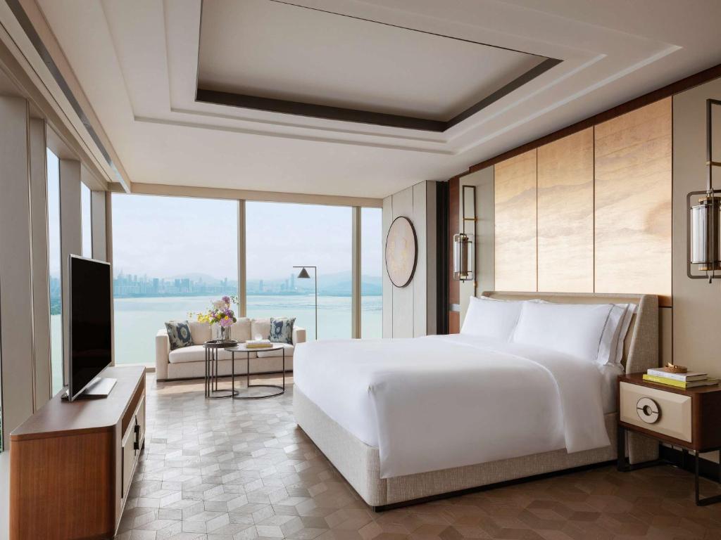 Postel nebo postele na pokoji v ubytování Raffles Shenzhen, Situated in the heart of One Shenzhen Bay, Book Now to Enjoy Free Minibar and Happy Hour Privileges at Long Bar on 71F