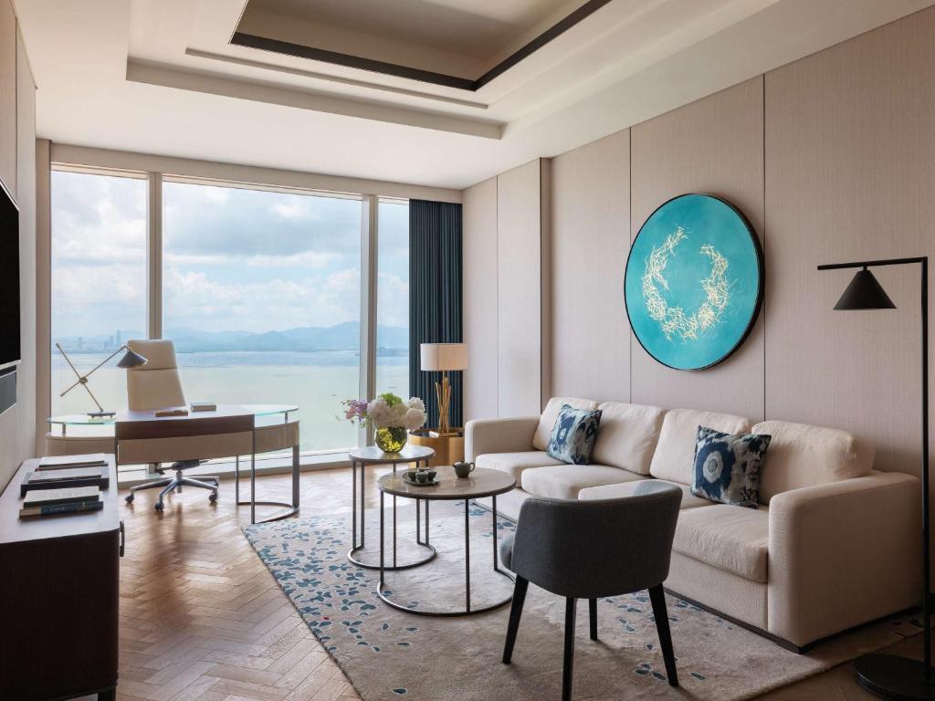 Posezení v ubytování Raffles Shenzhen, Situated in the heart of One Shenzhen Bay, Book Now to Enjoy Free Minibar and Happy Hour Privileges at Long Bar on 71F