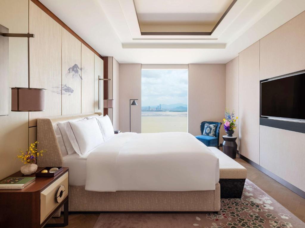 TV a/nebo společenská místnost v ubytování Raffles Shenzhen, Situated in the heart of One Shenzhen Bay, Book Now to Enjoy Free Minibar and Happy Hour Privileges at Long Bar on 71F