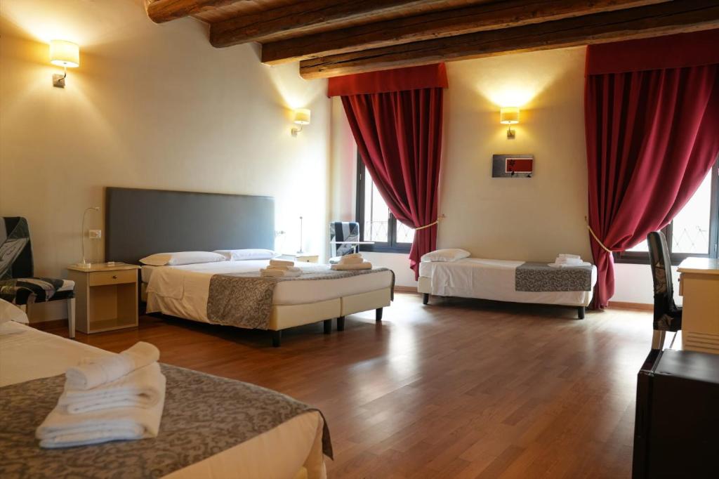 Postel nebo postele na pokoji v ubytování Honey Rooms Ferrara