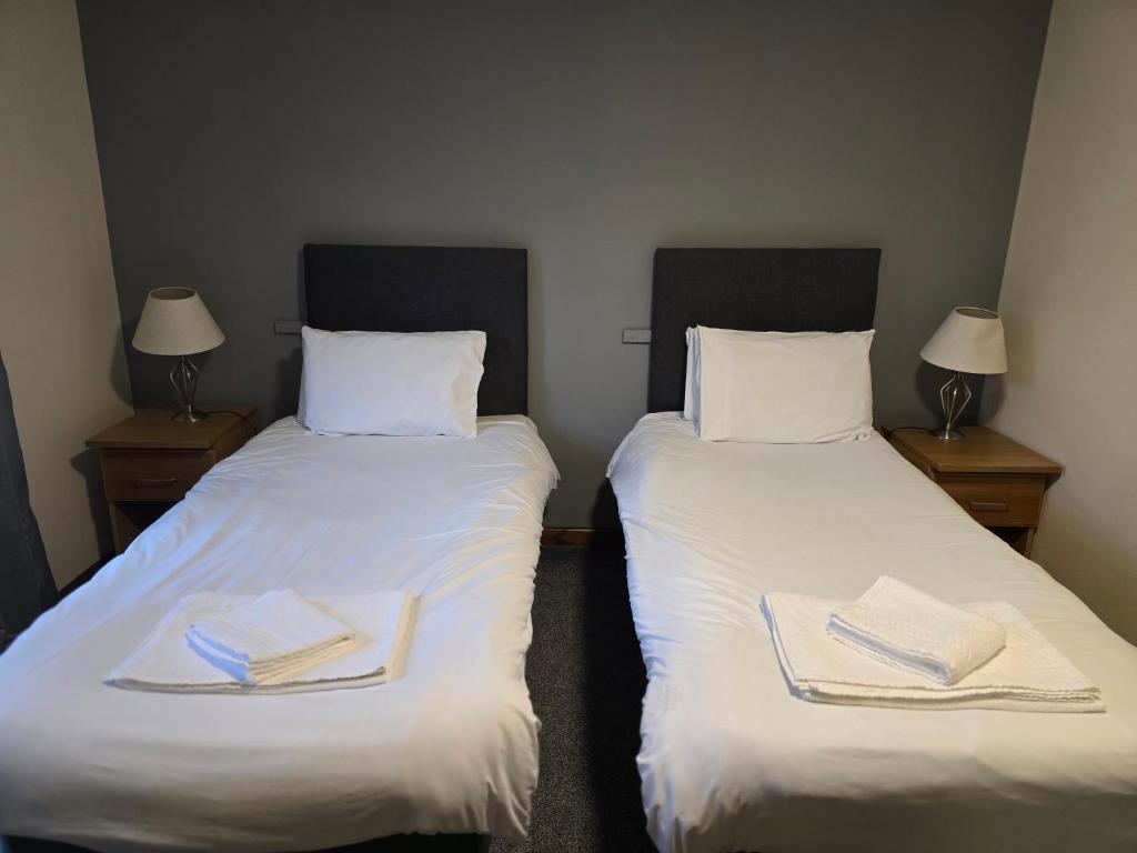 Postel nebo postele na pokoji v ubytování The Gilvenbank Hotel