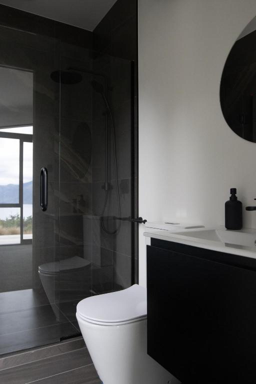 Ein Badezimmer in der Unterkunft 1Queenstown - Stunning Lake and Mountain Views