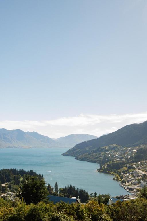 Blick auf einen Wasserkörper mit Bergen in der Unterkunft 1Queenstown - Stunning Lake and Mountain Views in Queenstown