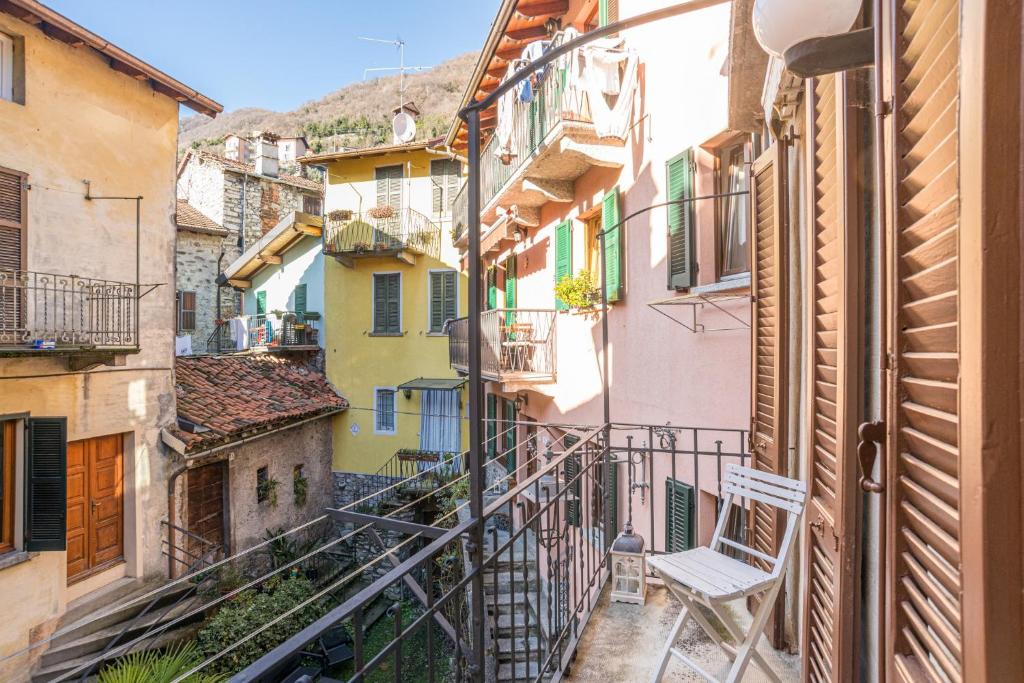 Μπαλκόνι ή βεράντα στο Roomy period house with stunning village views x6