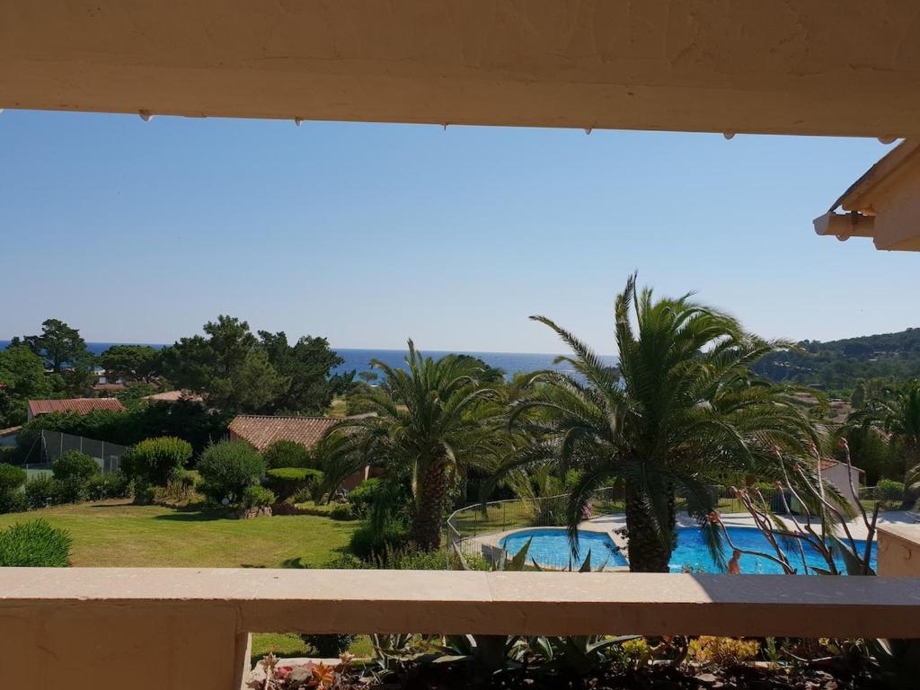 une vue depuis le balcon d'un complexe hôtelier avec piscine dans l'établissement Appartement Playa del Oro résidence avec grande piscine et vue mer, à Conca