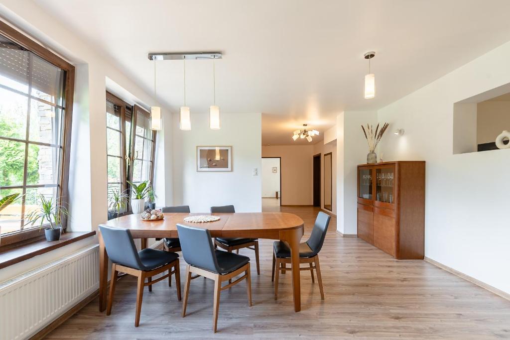 a dining room with a wooden table and chairs at Apartament nad Dzikim Potokiem in Karpacz
