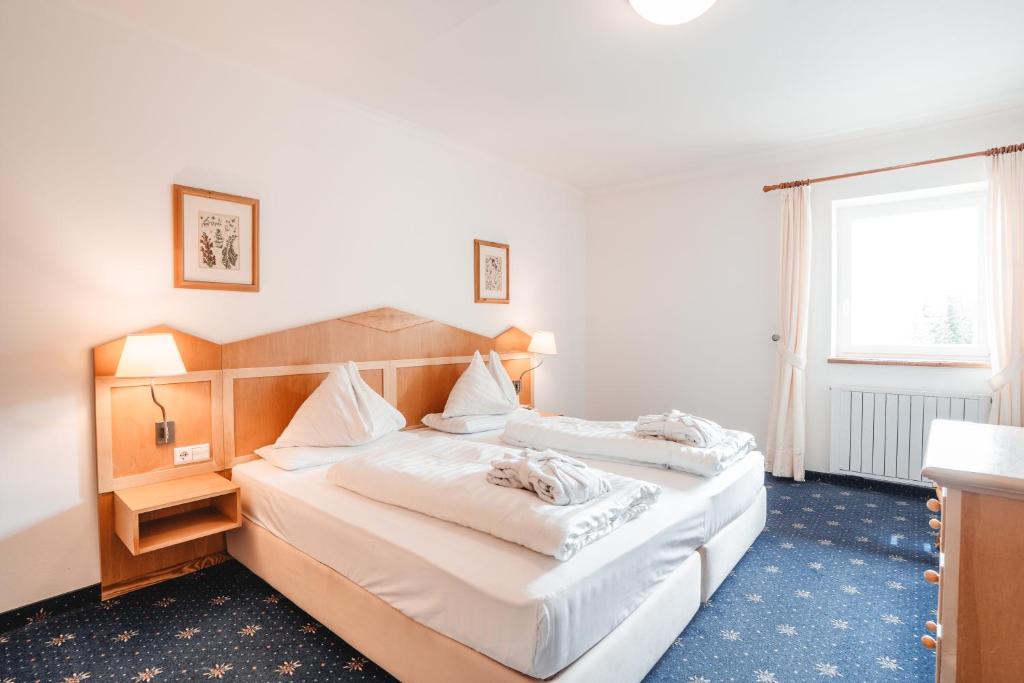Postel nebo postele na pokoji v ubytování Hotel Kreuzberg Monte Croce