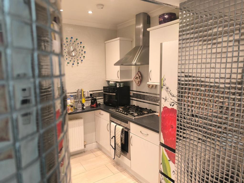 Cucina o angolo cottura di Rustic Harmony - Edinburgh Airport near, 8mi