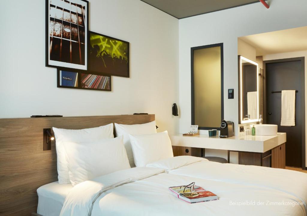 REVERB by Hard Rock Hamburg - Resim 17