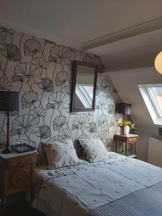 A bed or beds in a room at b&b DE MANSARDE