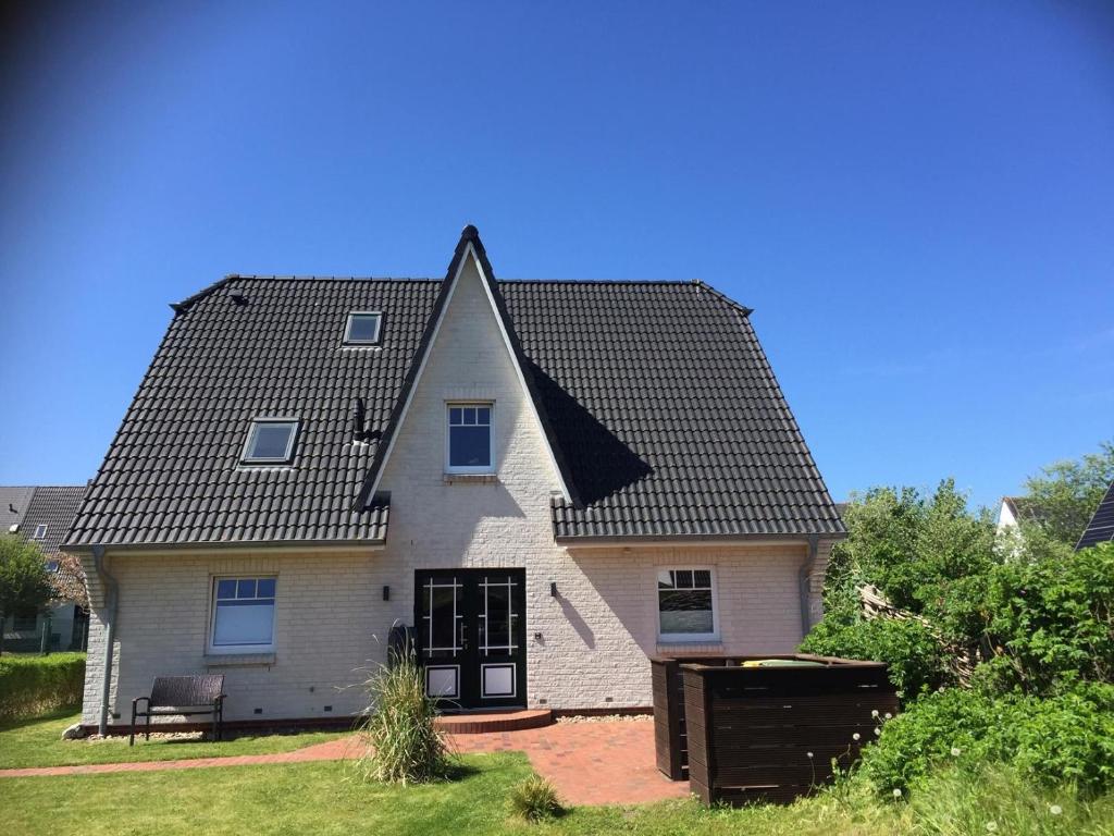 a house with a gambrel roof on top of it at Ferienwohnung Julian in Hörnum