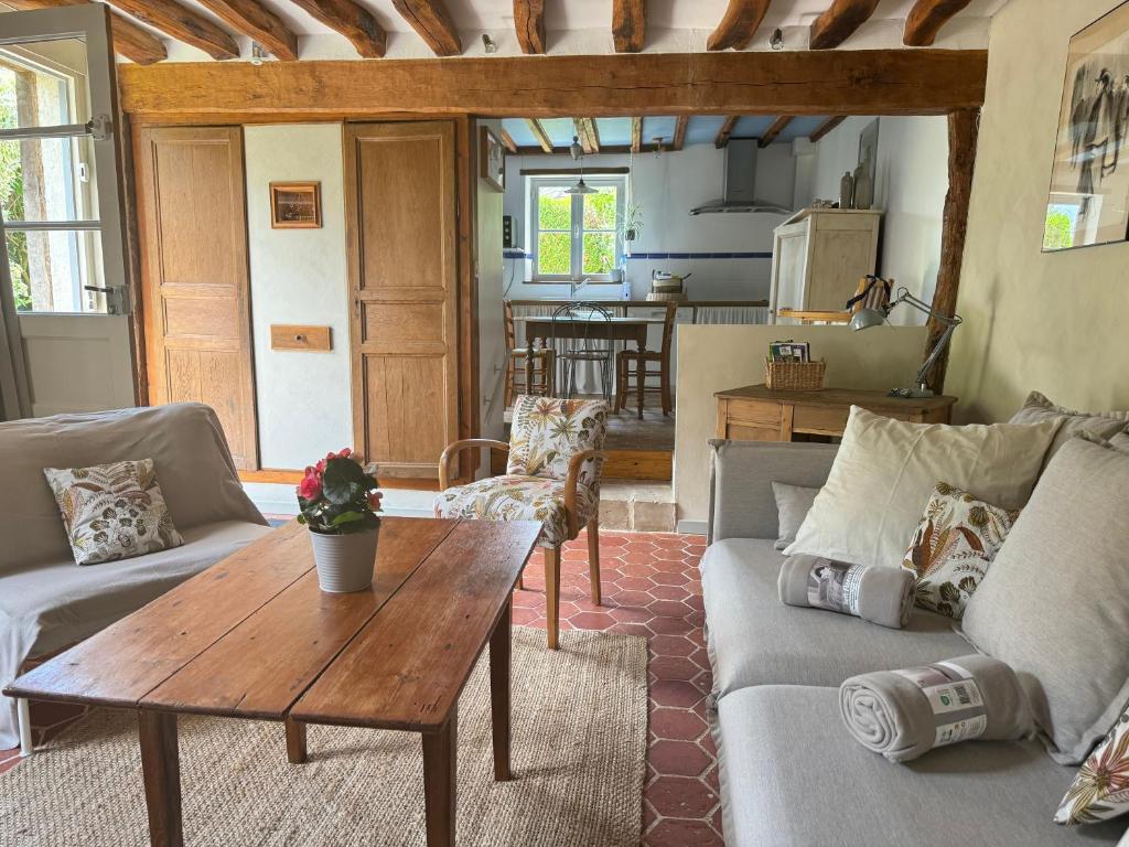 un salon avec un canapé et une table dans l'établissement La rainette, à Corny