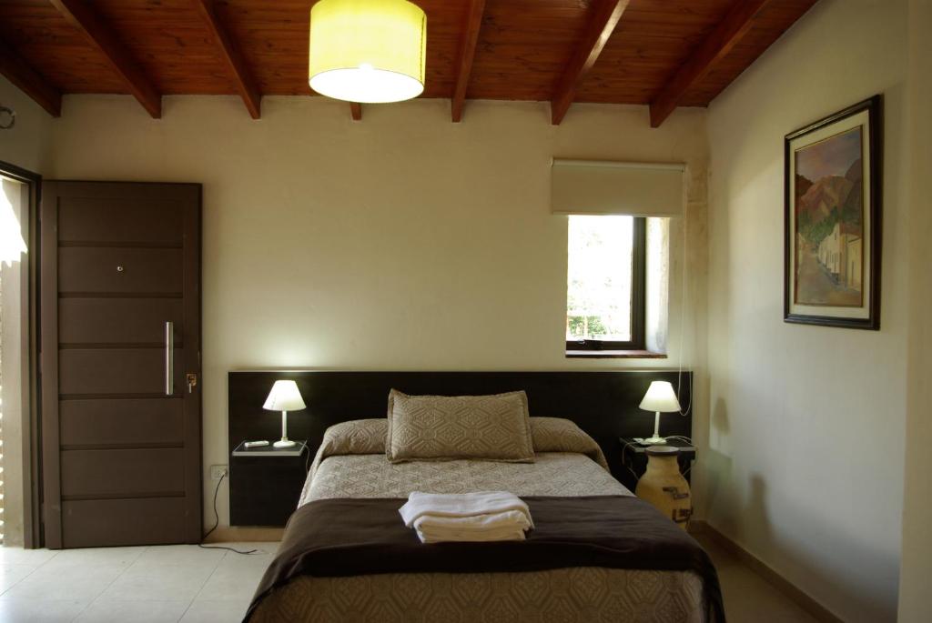Un pat sau paturi într-o cameră la Amaikén Suites