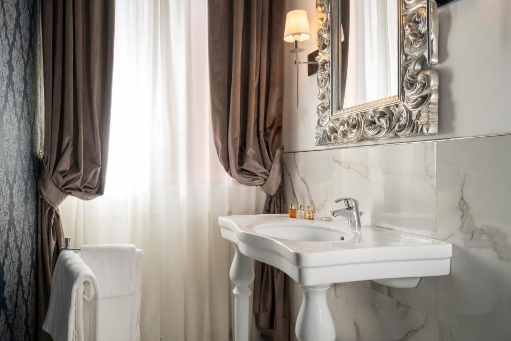 Albergo Rossini 1936 - Small & Charming - Resim 7